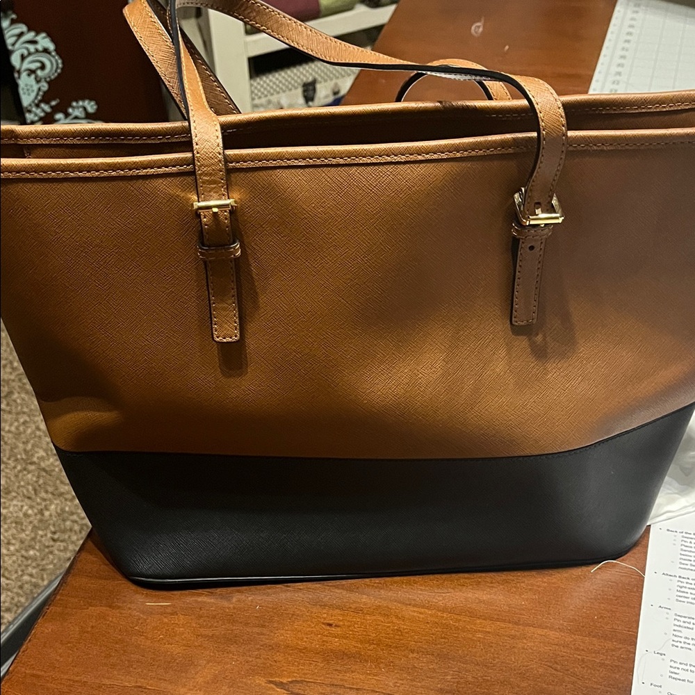 Michael Kors Tan and Black bucket bag - Picture 5 of 6